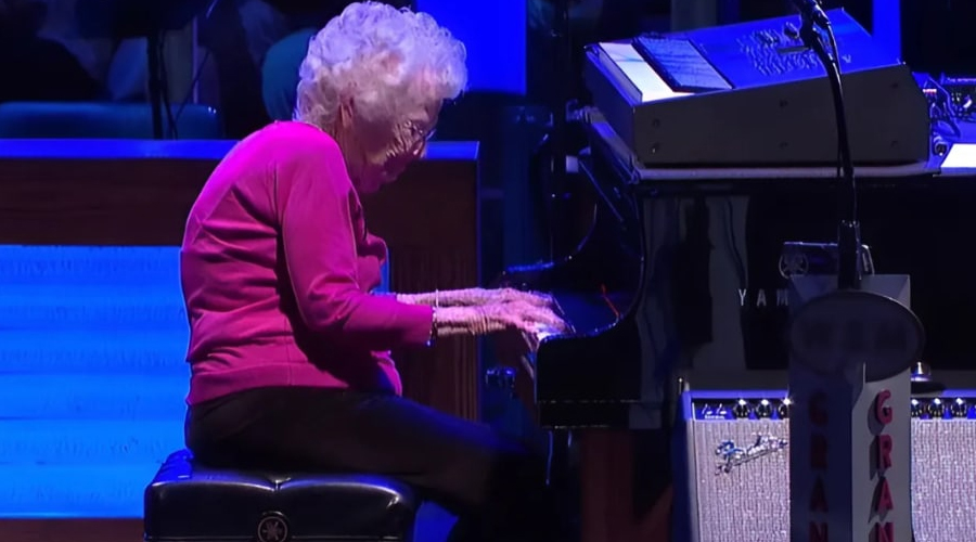 98-Year-Old Granny’s Surprise Appearance Turns Josh Turner’s Concert Into A Touching Experience