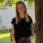 Middle schooler has her back-to-school picture photobombed by an unexpected guest