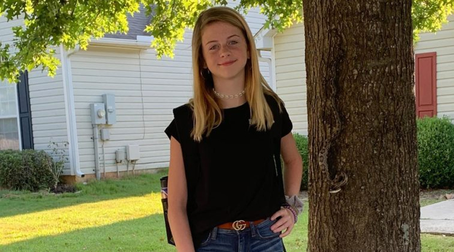 Middle schooler has her back-to-school picture photobombed by an unexpected guest