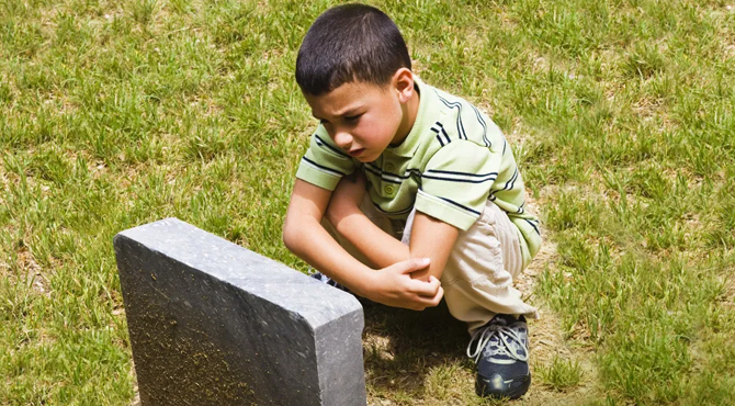 Boy Goes to Visit Twin Brother’s Grave, Doesn’t Return Home Even at 11 p.m.