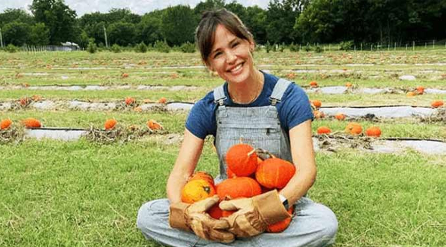 The Star Revived Her Grandparents’ Farm And Grows Vegetables And Keeps Cows: Jennifer Garner Showed Her Heaven-like Garden!