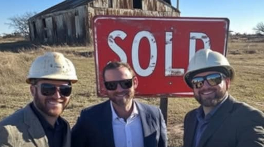 Man Buys Abandoned Farm for Last $1K, Dollars Fall on His Head as He Checks Attic