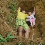 The story of a father digging a grave for his 2-year-old daughter brings tears to the online community.