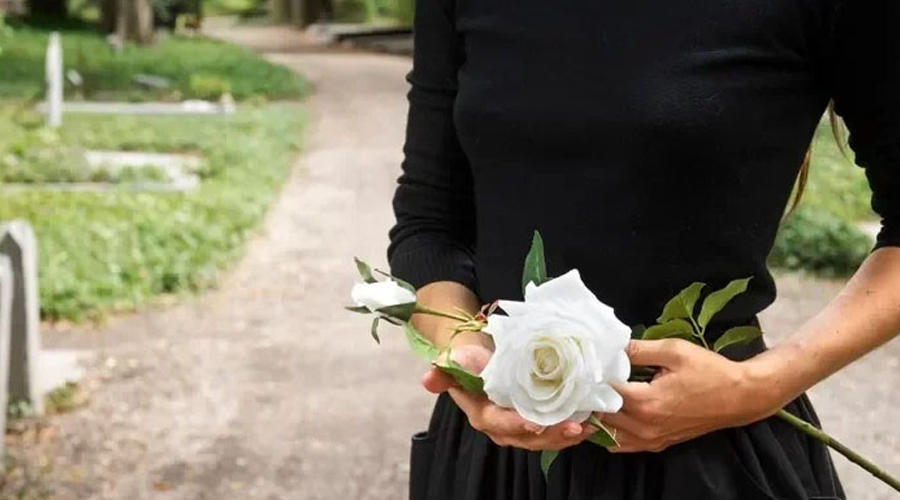 At My Grandma’s Funeral, I Saw My Mom Hiding a Package in the Coffin I Quietly Took It & Was Stunned When I Looked Inside