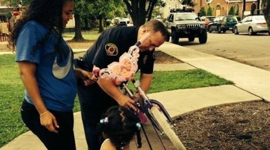 A POLICE OFFICER FIXED MY DAUGHTER’S BIKE—BUT HE LEFT US WITH SOMETHING ELSE
