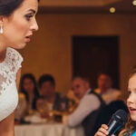 At her mother’s wedding, the girl took the microphone to congratulate her but instead showed a sh0cking video.